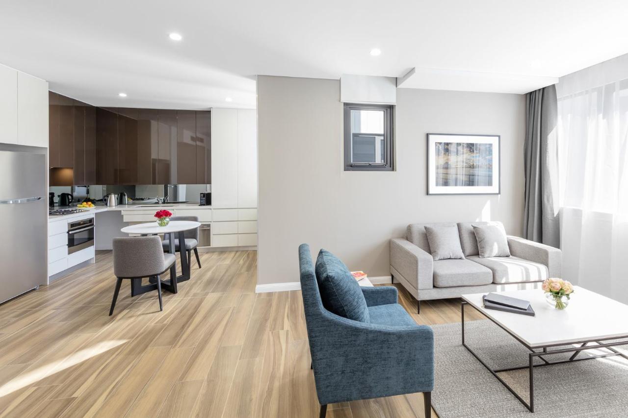 Meriton Suites Coward Street, Mascot Сидней Экстерьер фото A staged apartment at 100 East End Avenue