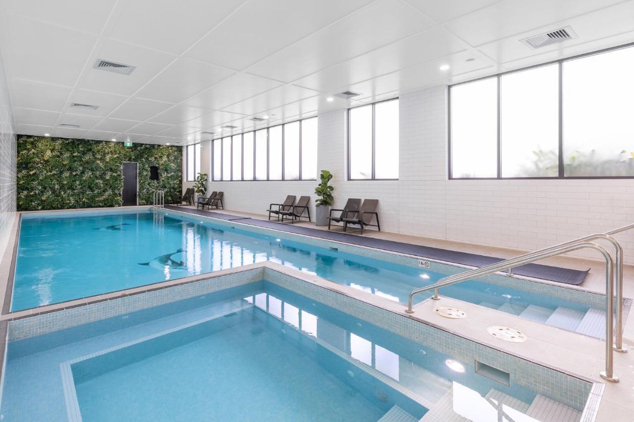 Meriton Suites Coward Street, Mascot Сидней Экстерьер фото The pool at the hotel
