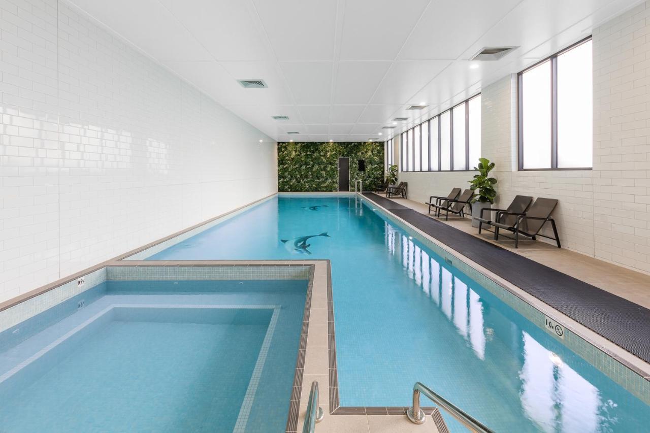 Meriton Suites Coward Street, Mascot Сидней Экстерьер фото The pool at the hotel