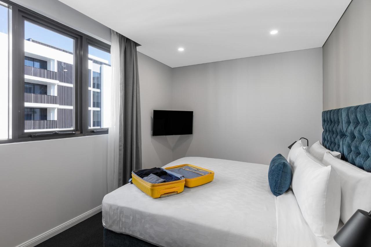 Meriton Suites Coward Street, Mascot Сидней Экстерьер фото A bedroom at the hotel
