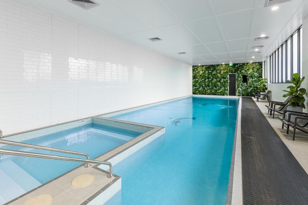 Meriton Suites Coward Street, Mascot Сидней Экстерьер фото The pool at the hotel